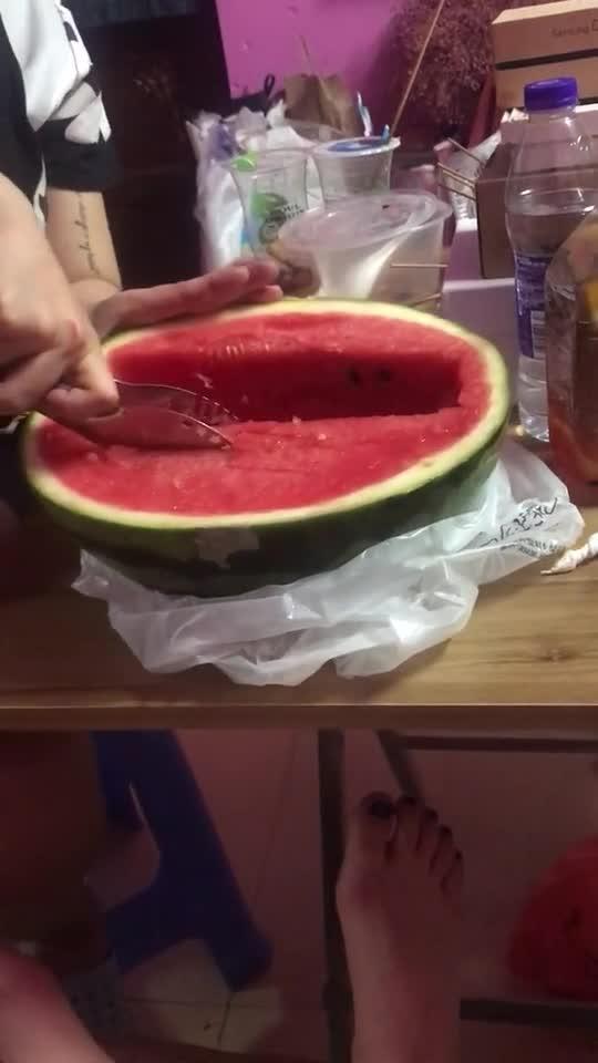 回寝室吃瓜,揭秘校园生活那些事儿