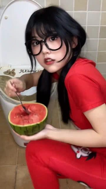 男友喂你吃瓜,男友喂我吃瓜的温馨回忆