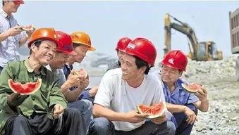工地工人吃瓜瞬间,欢乐一幕映照生活百态
