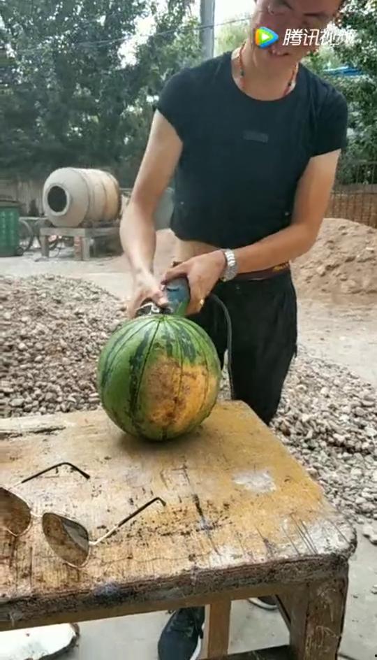 工地工人吃瓜瞬间,欢乐一幕映照生活百态